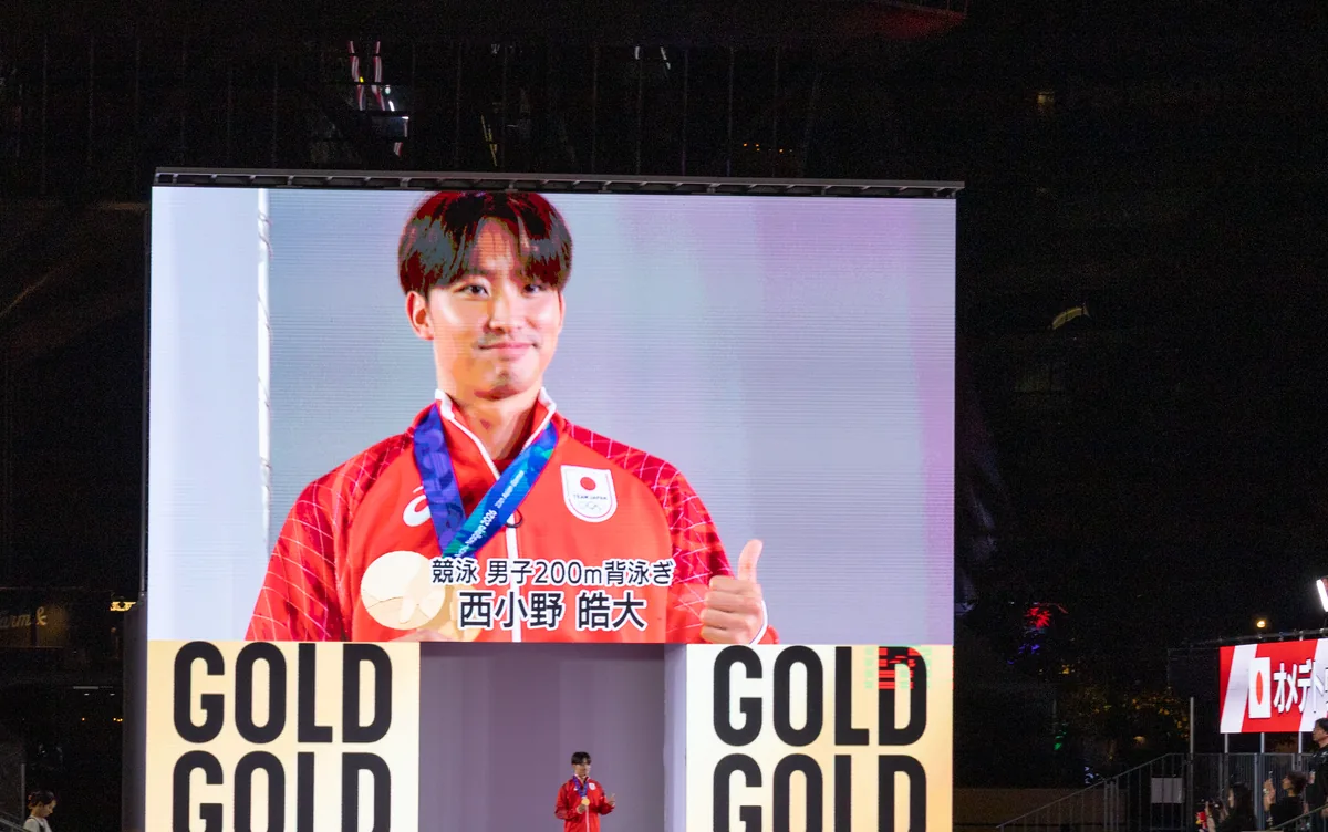 メダリストセレブレーションの大型ビジョンに映し出された金メダルの西小野皓大選手と「GOLD」の文字