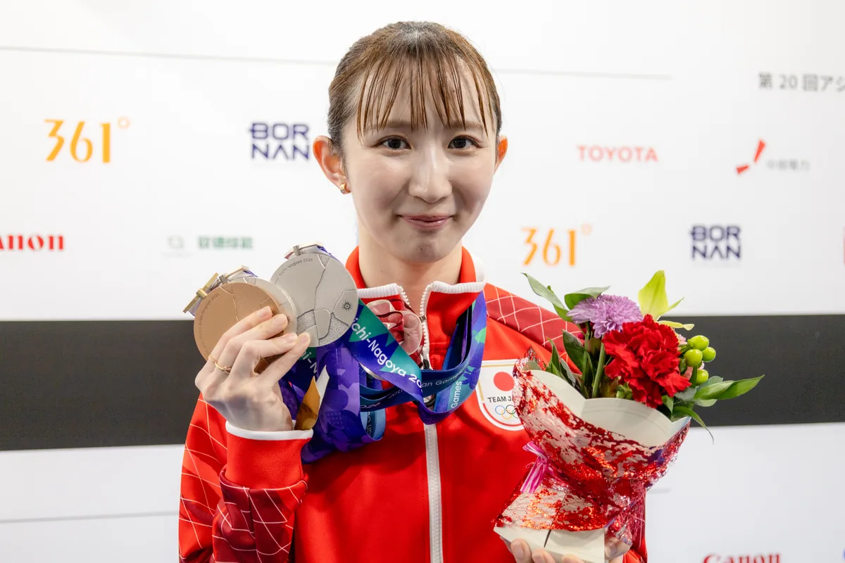銅メダルと銀メダルを手にほほえむ卓球の早田ひな選手