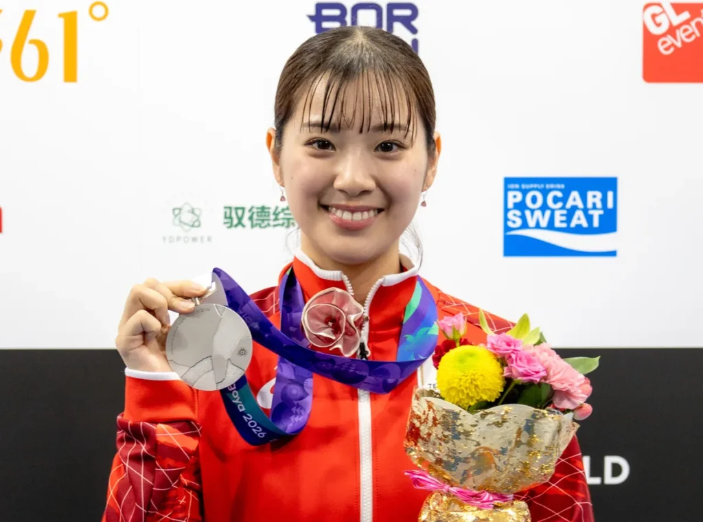 銀メダルと花束を手に笑顔を見せる卓球の長﨑美柚選手