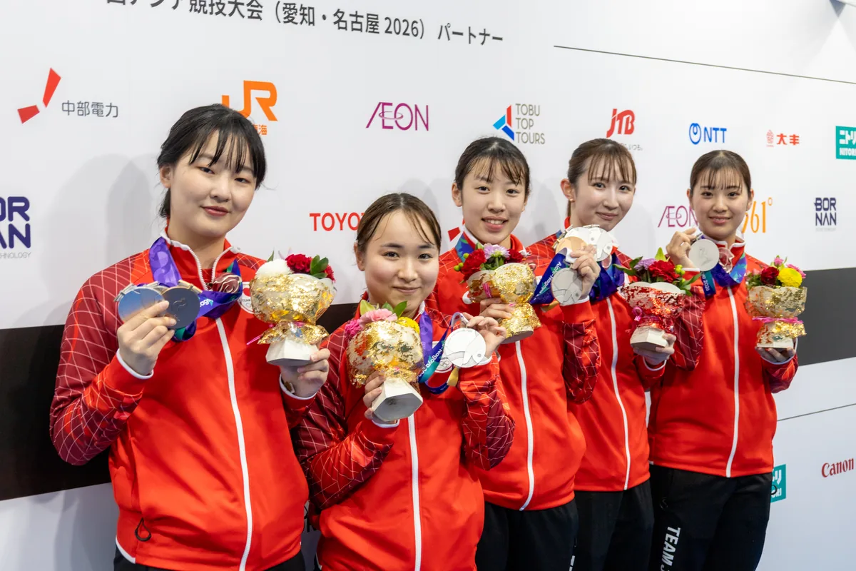 銀メダルと花束を手に並ぶ卓球女子団体の日本代表5選手