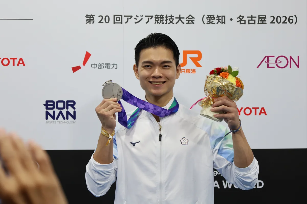 取材後、銀メダルを手にほほ笑む孫家閎選手