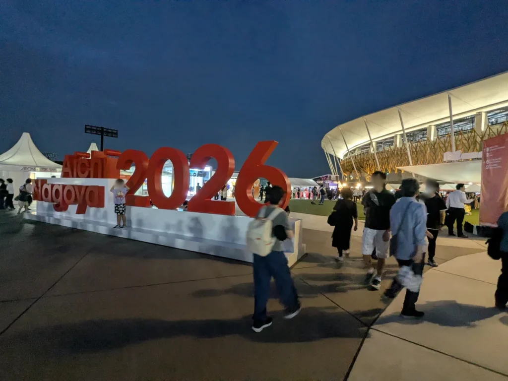 アジア大会のパロマ瑞穂スタジアム前に設置されたAichi-Nagoya 2026のモニュメントと夕暮れのスタジアム外観