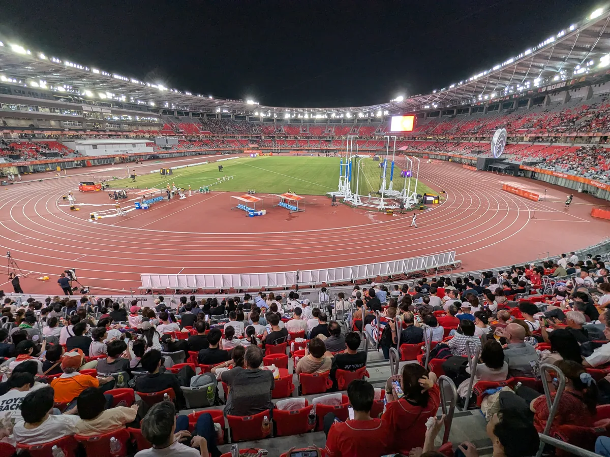 パロマ瑞穂スタジアムのスタンドから見た陸上トラックと約3万席の観客席