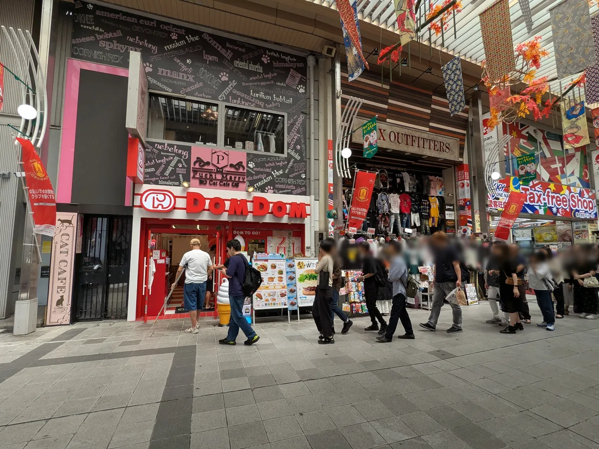 開店前のドムドムハンバーガー大須万松寺通店に並ぶ20名以上の行列