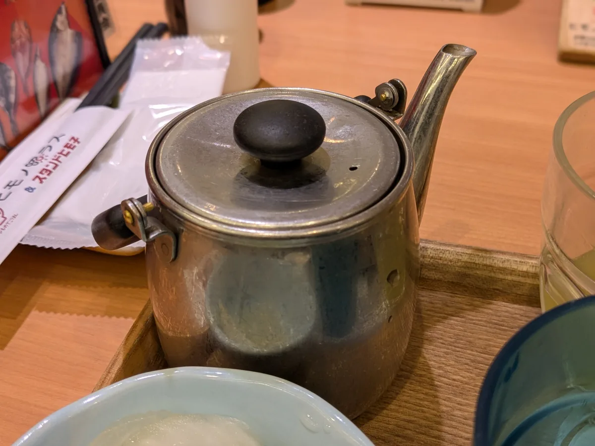 ヒモノ照ラスで〆のお茶漬け用に給茶機から注いだ玄米茶のポット