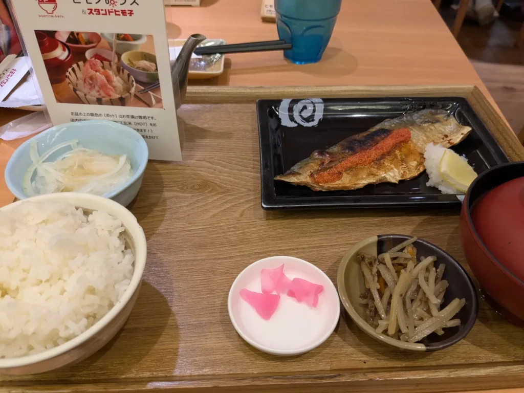 ヒモノ照ラス ユニモール店のサバ明太定食1,188円。焼きたてのサバ明太にご飯・味噌汁・きんぴらごぼう・漬物・オニオンスライスが付く