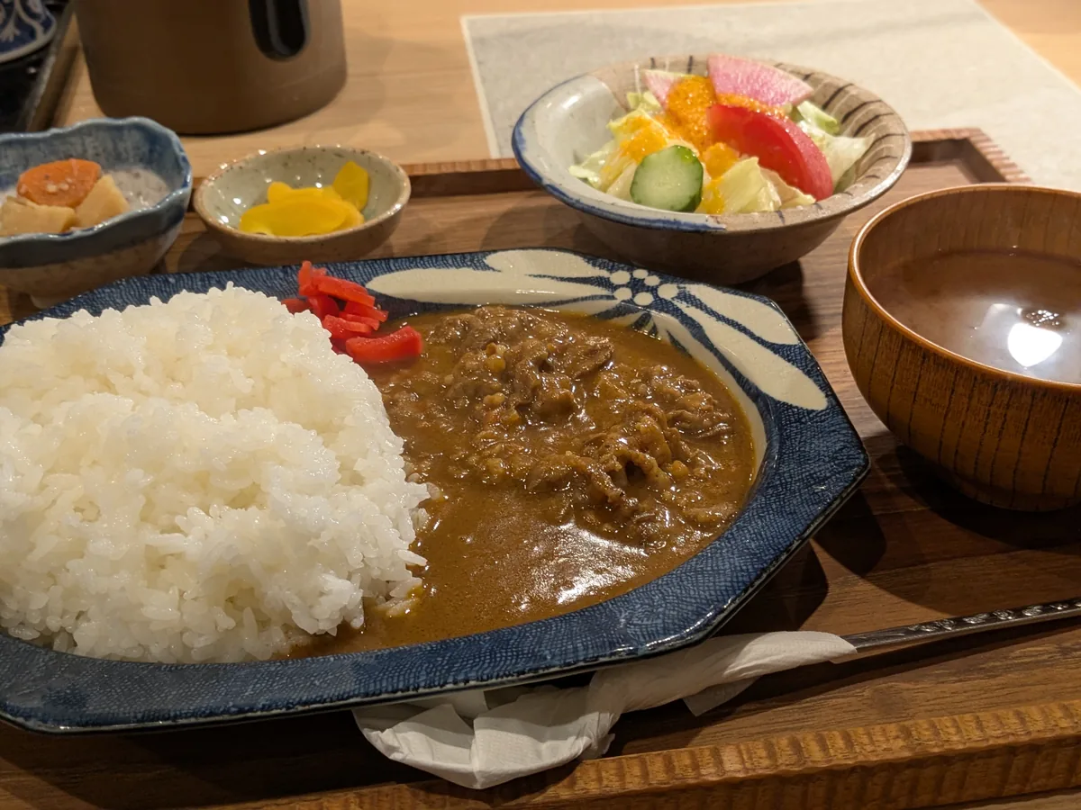 丸明 茶屋ヶ坂店の飛騨牛カレーランチ全体。カレーライスにサラダ・小鉢・漬物・味噌汁が付く