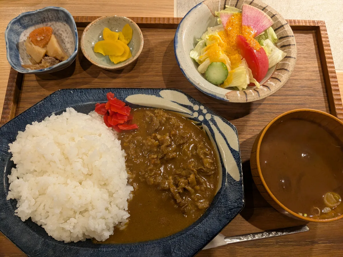 丸明 茶屋ヶ坂店の飛騨牛カレーランチ1,650円。大盛り無料のライスと飛騨牛カレー、サラダ・小鉢・漬物・味噌汁のセット