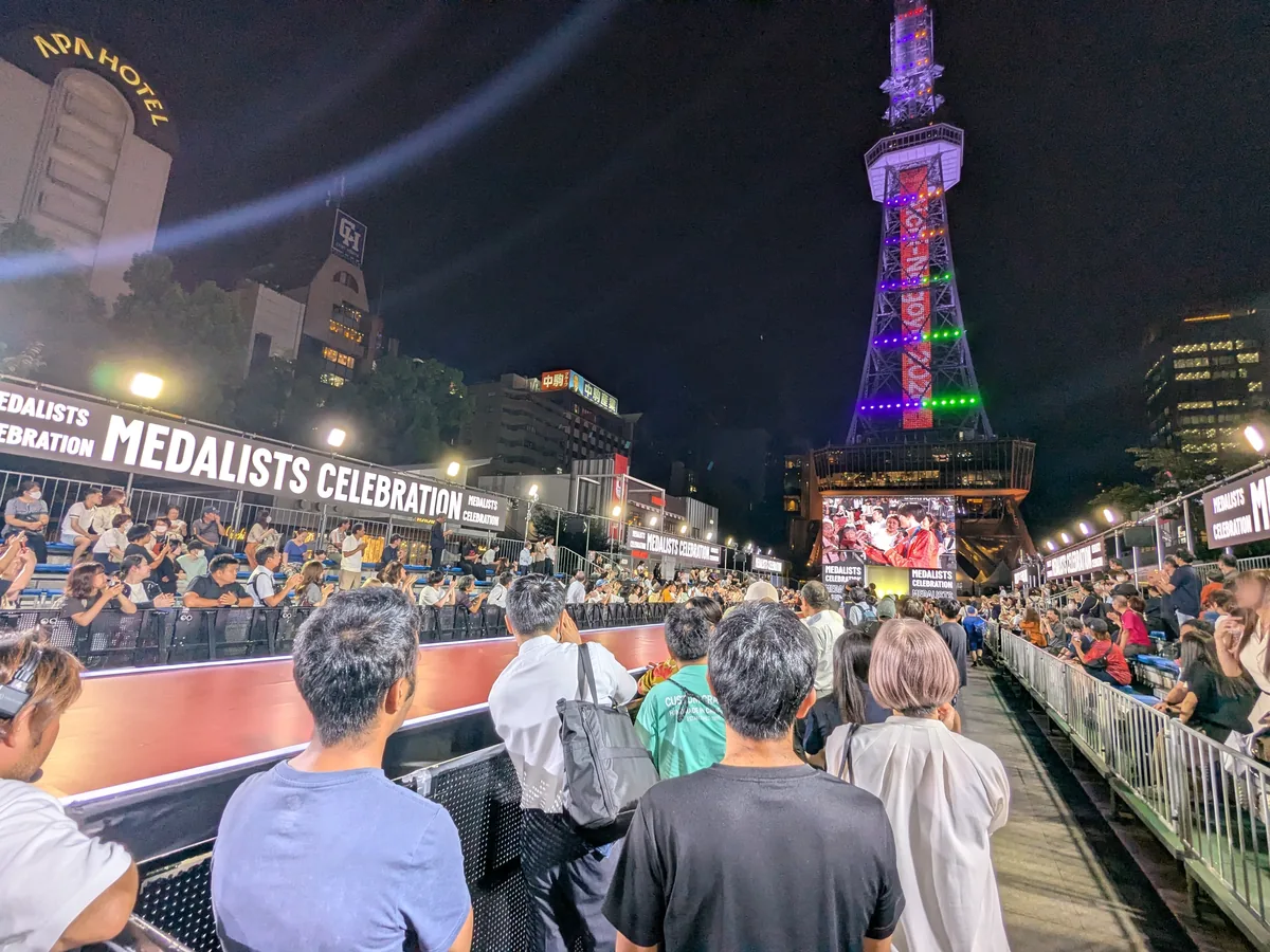 中部電力MIRAI TOWERを背にしたメダリストセレブレーションのランウェイ。両側の立見エリアと観覧席が観客で埋まっている（9月24日18時44分）