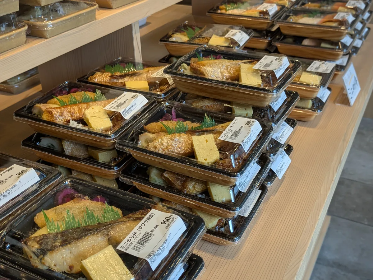 御園丸正のミニのり弁(サワラ西京)900円。サワラの西京焼き・だし巻き卵・フライがのった魚屋の弁当