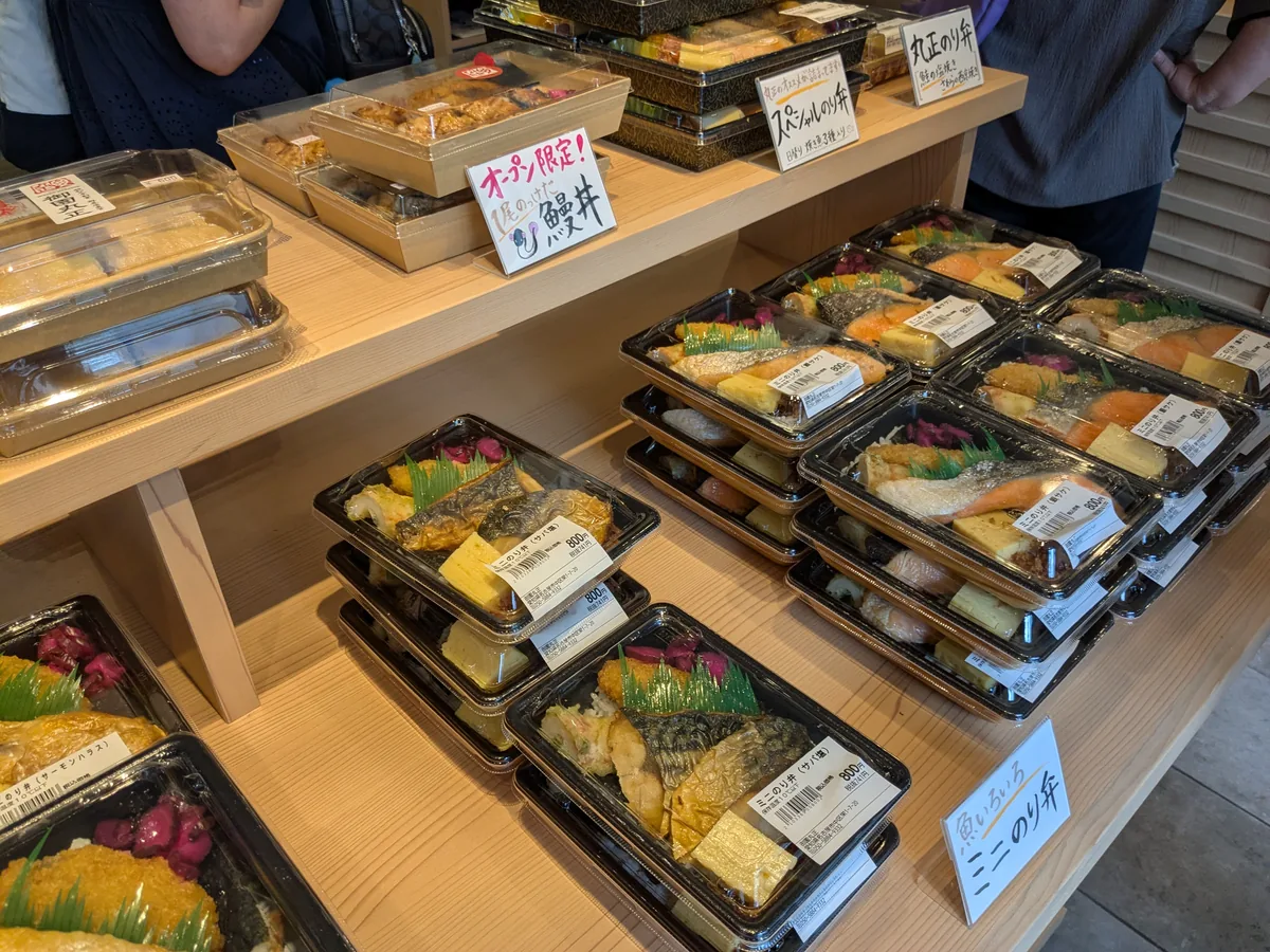 御園丸正のオープン限定「尾のっけた鰻丼」とスペシャルのり弁・丸正のり弁が並ぶ弁当売場