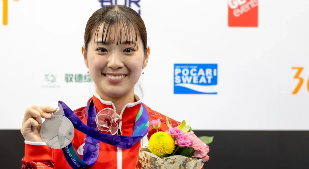 銀メダルを手に笑顔を見せる卓球の長﨑美柚選手