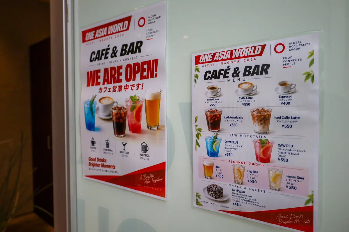 ラウンジ入口横のONE ASIA WORLD CAFÉ & BARのメニュー。コーヒー550円、ラミントン480円など