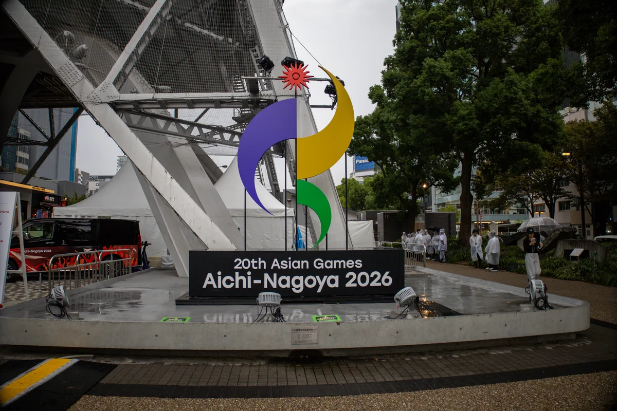 中部電力MIRAI TOWERの真下に置かれた「20th Asian Games Aichi-Nagoya 2026」の大会エンブレムのモニュメント