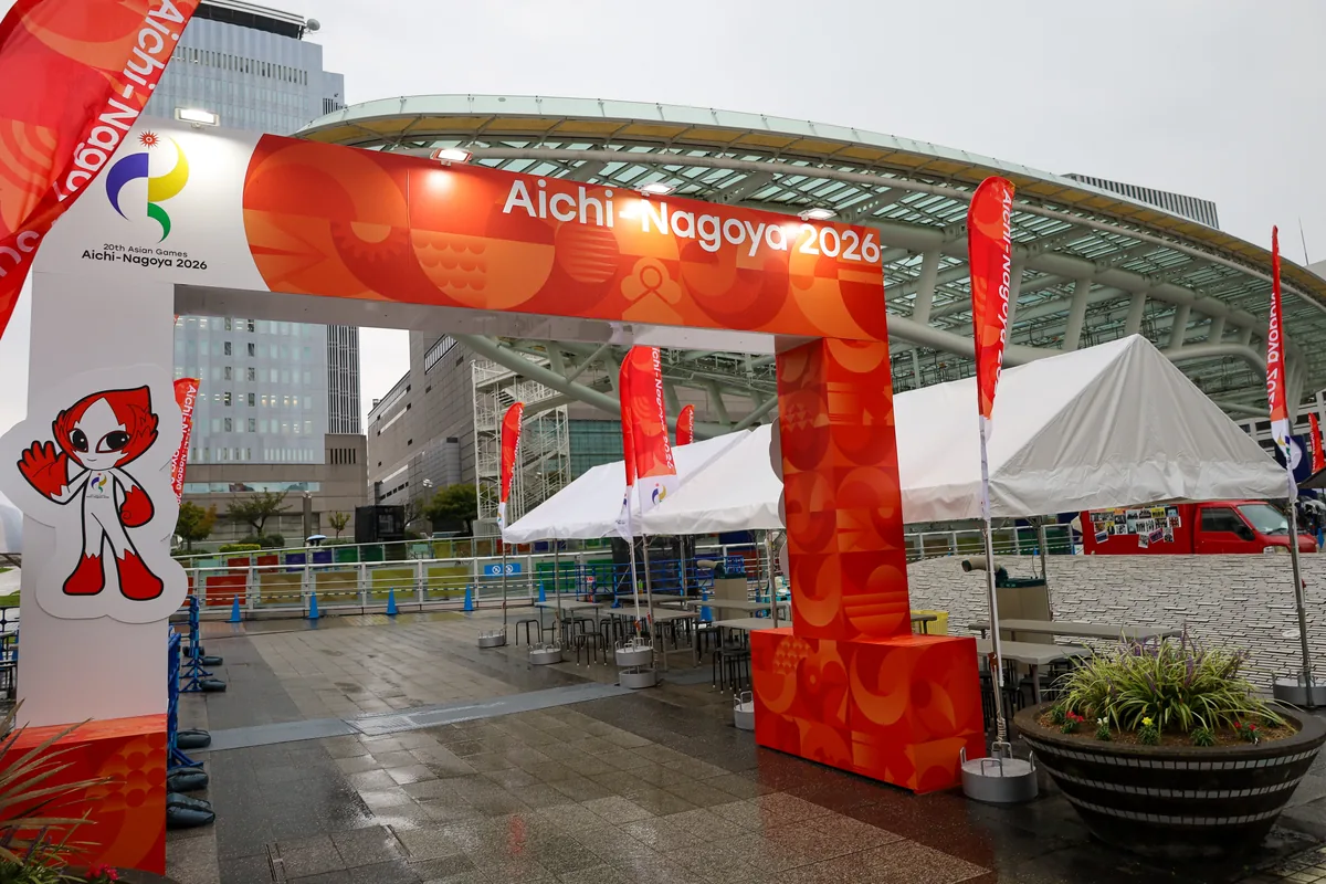 オアシス21のライブサイト入口。ホノホンの立て看板と「Aichi-Nagoya 2026」のゲート