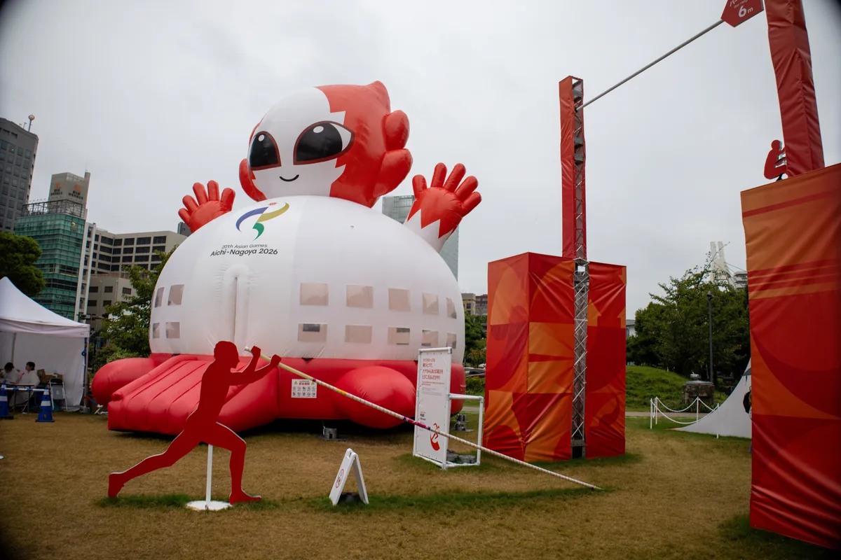 高さ6mのバーを再現した棒高跳びの展示と、奥にホノホンのふわふわ遊具