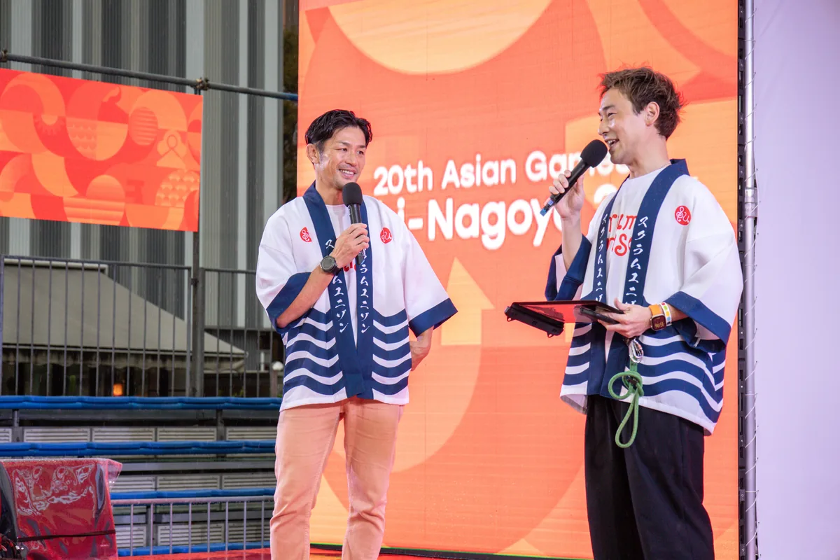 CHAMPIONS ROAD & STAGEの国歌斉唱プロジェクトでステージに立つScrum Unisonの廣瀬俊朗さんと村田匠さん