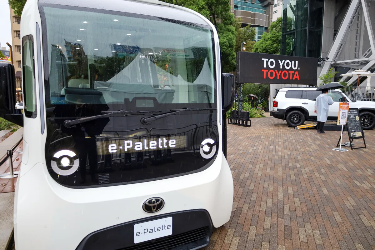 オアシス21の広場に展示されたトヨタのe-Paletteと、奥にNEO Steerを装着したランドクルーザー