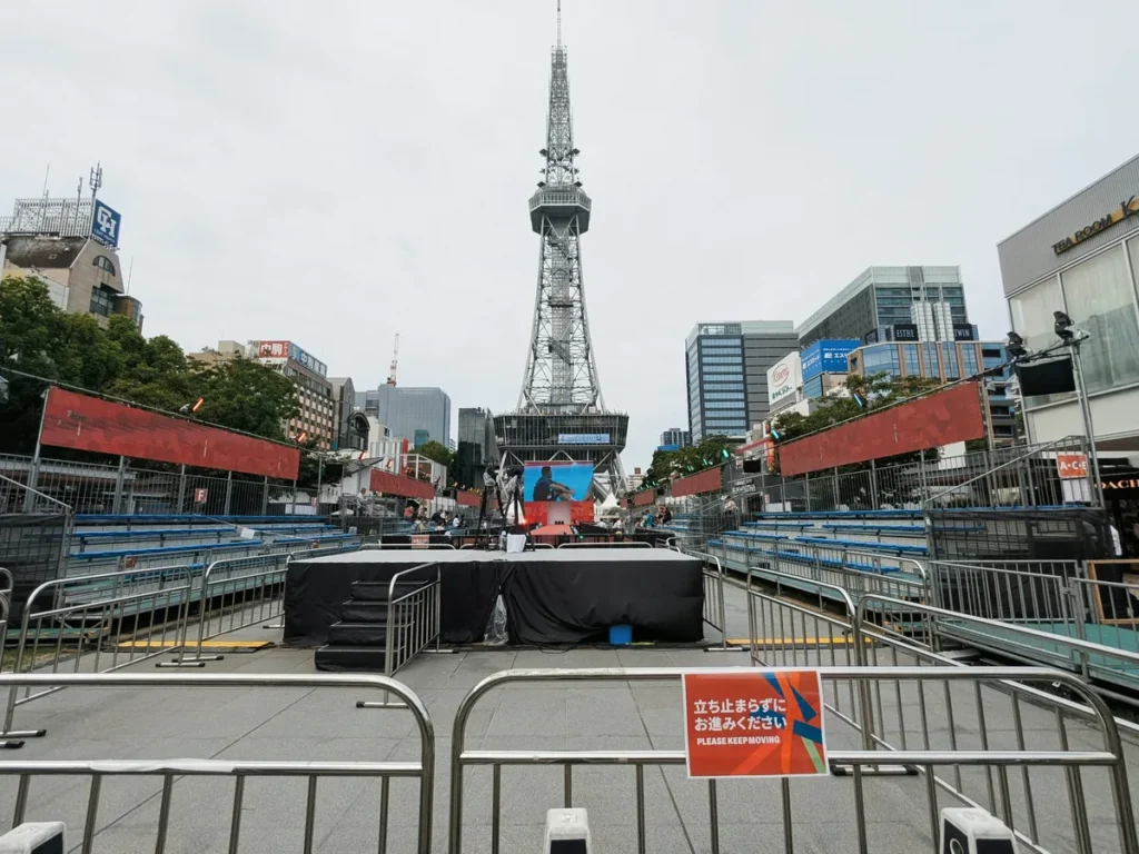 中部電力MIRAI TOWERを正面に望むONE ASIA WORLDのメインステージと青い仮設観覧席