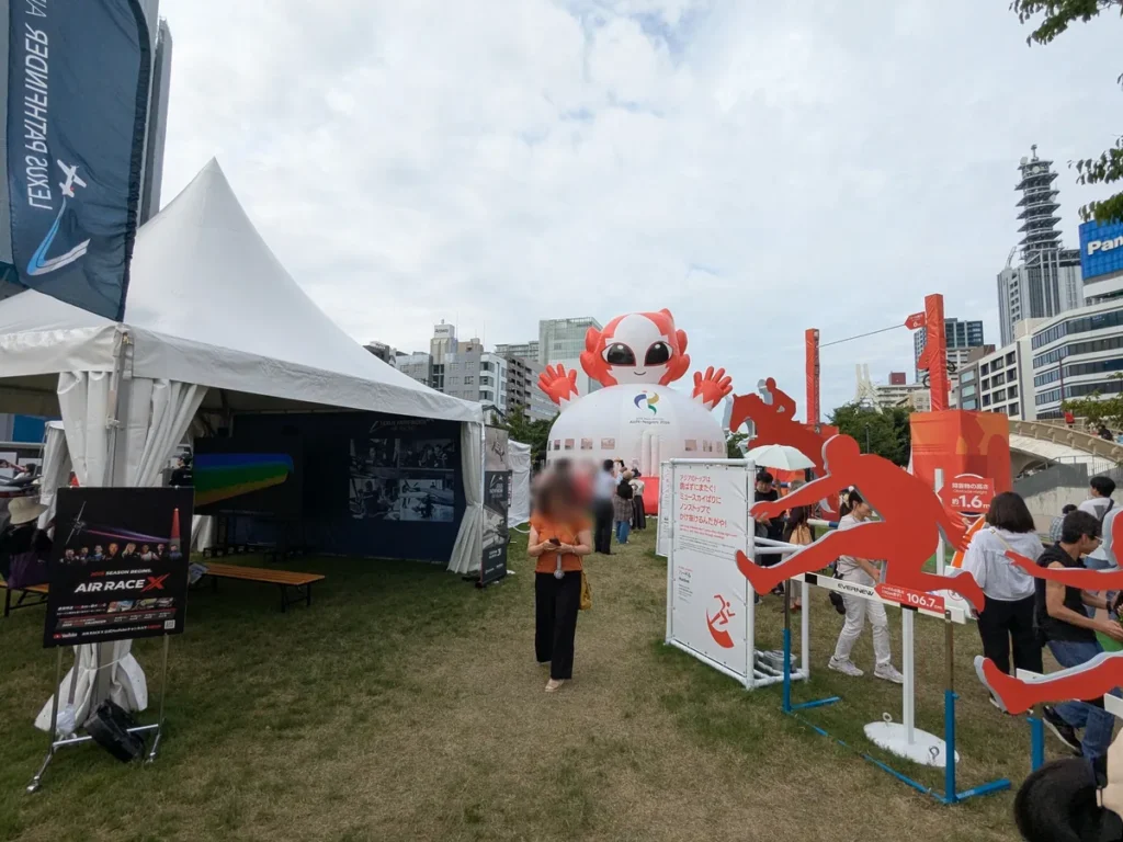 ハードルの高さを体感できるPLAYGROUNDの競技体験コーナーと大会マスコットの巨大なふわふわ遊具