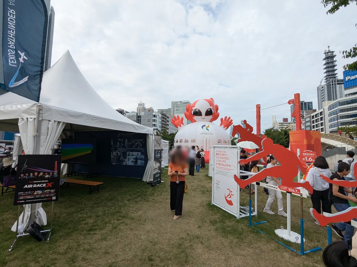 ハードルの高さを体感できるPLAYGROUNDの競技体験コーナーと大会マスコットの巨大なふわふわ遊具