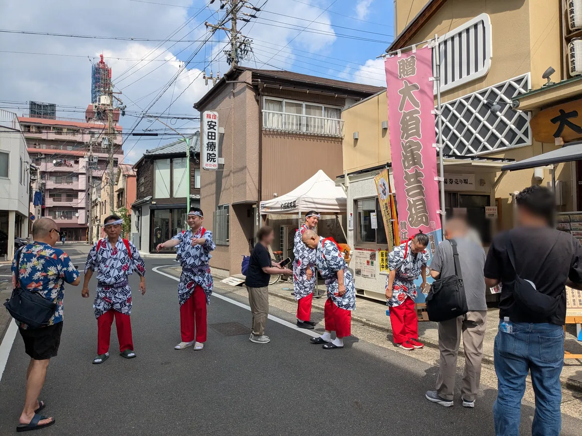 終演後、住吉踊りの衣装のまま大須演芸場の前で観客を見送る出演者たち