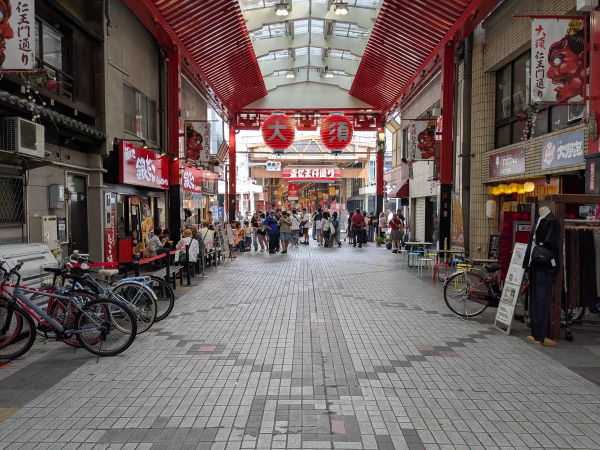 大須演芸場から徒歩すぐの大須商店街・仁王門通り。赤い提灯のアーケードに人が行き交う