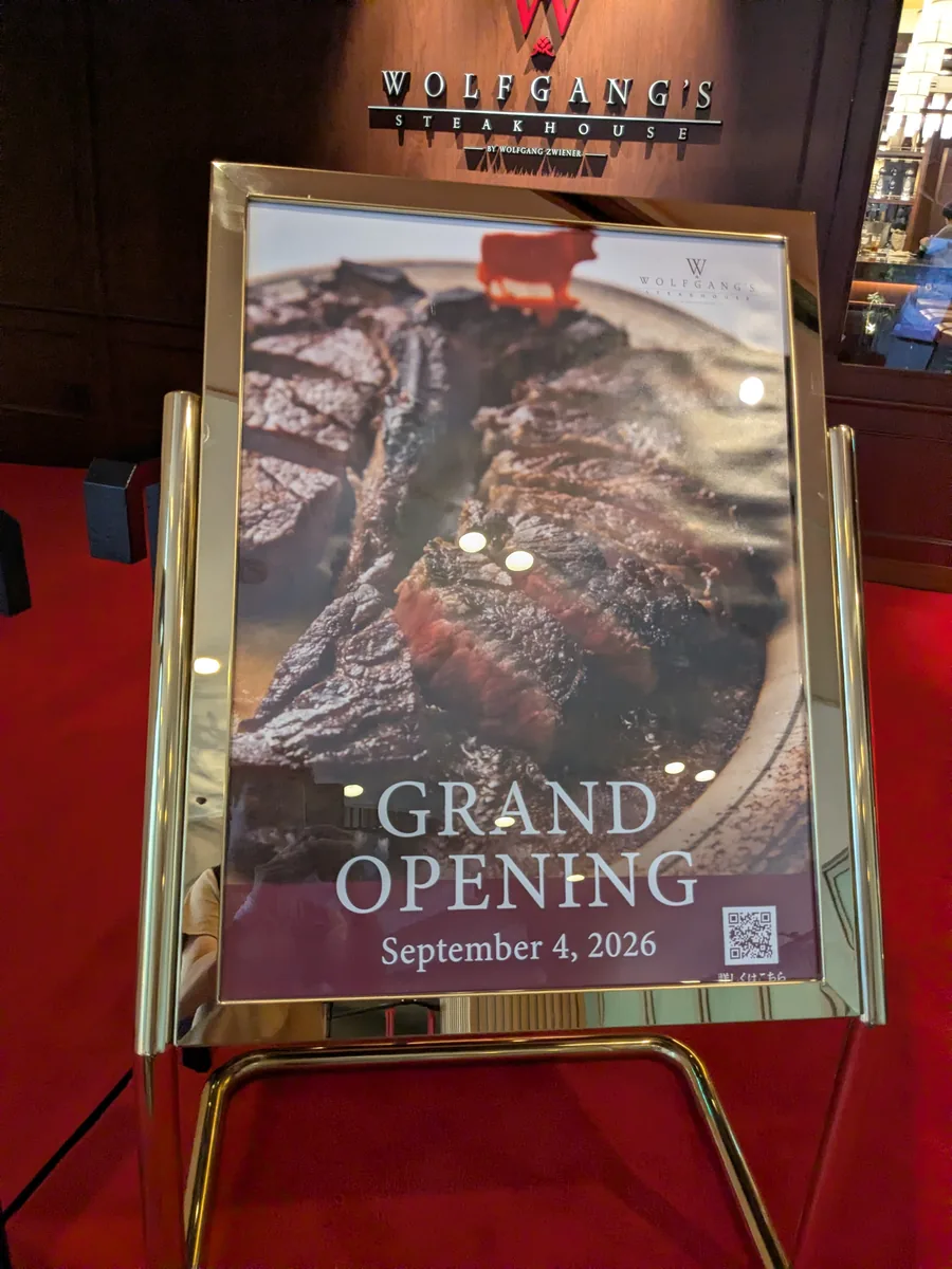 ウルフギャング・ステーキハウス名古屋店の店頭に置かれたGRAND OPENING September 4, 2026のポスター。カットされたTボーンステーキの写真
