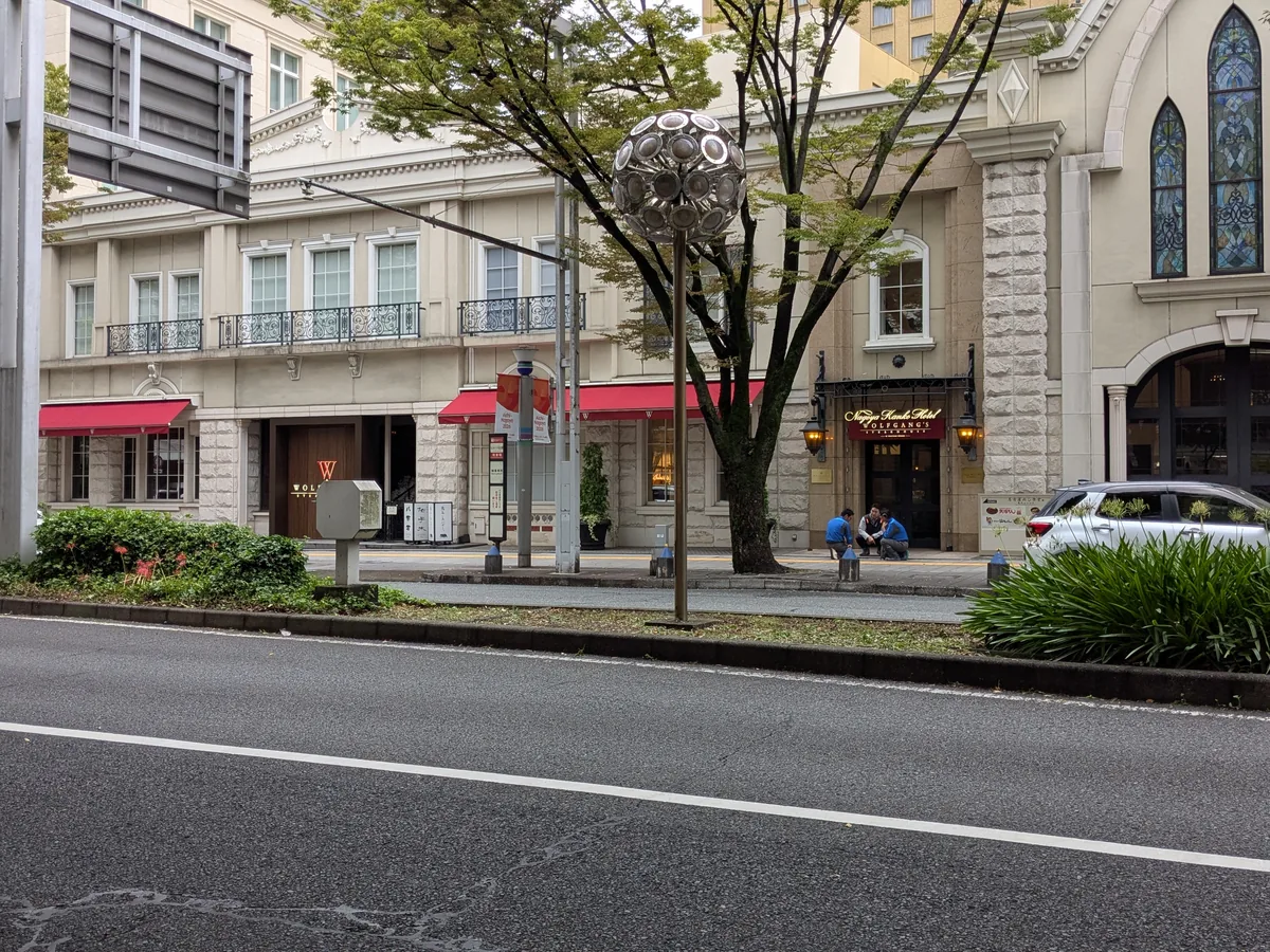 名古屋観光ホテル1階にオープンしたウルフギャング・ステーキハウス名古屋店の外観。赤いオーニングと赤いWのロゴが目印