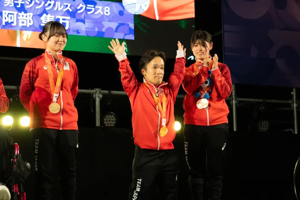 アスリートセレブレーションのステージに立つパラ卓球の阿部隼万選手