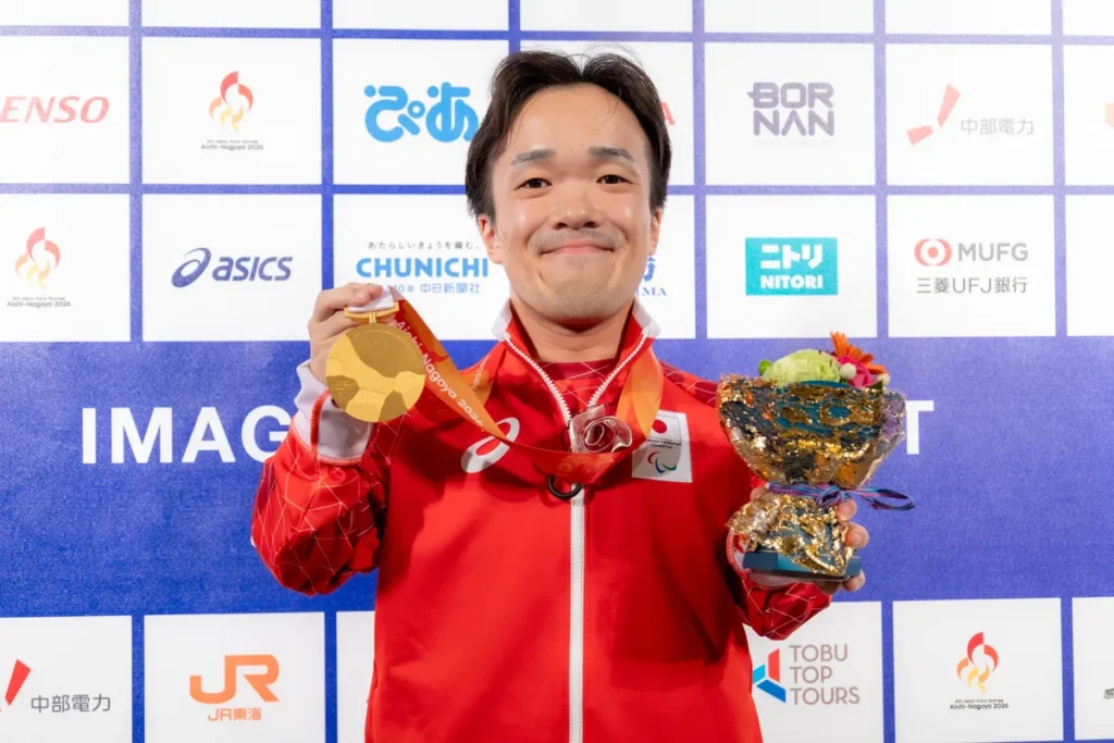 ミックスゾーンで金メダルを手にするパラ卓球の阿部隼万選手