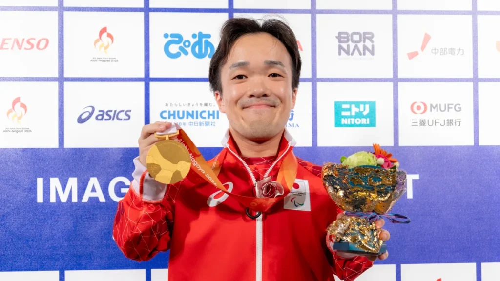 パラ卓球の阿部隼万選手。金メダルを手に