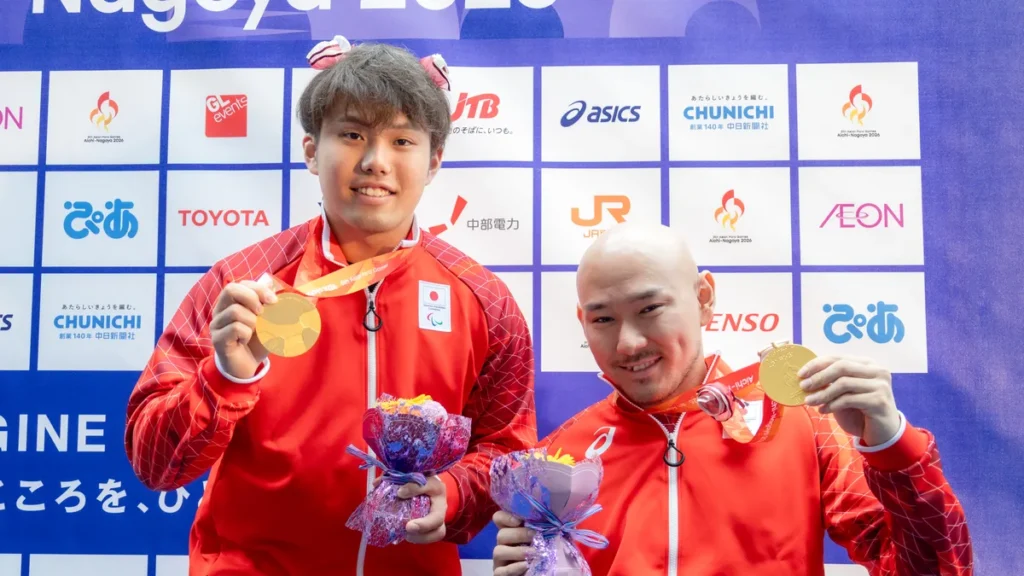 2つの金メダルを手にする岩田晋作選手（左）と赤石竜我選手