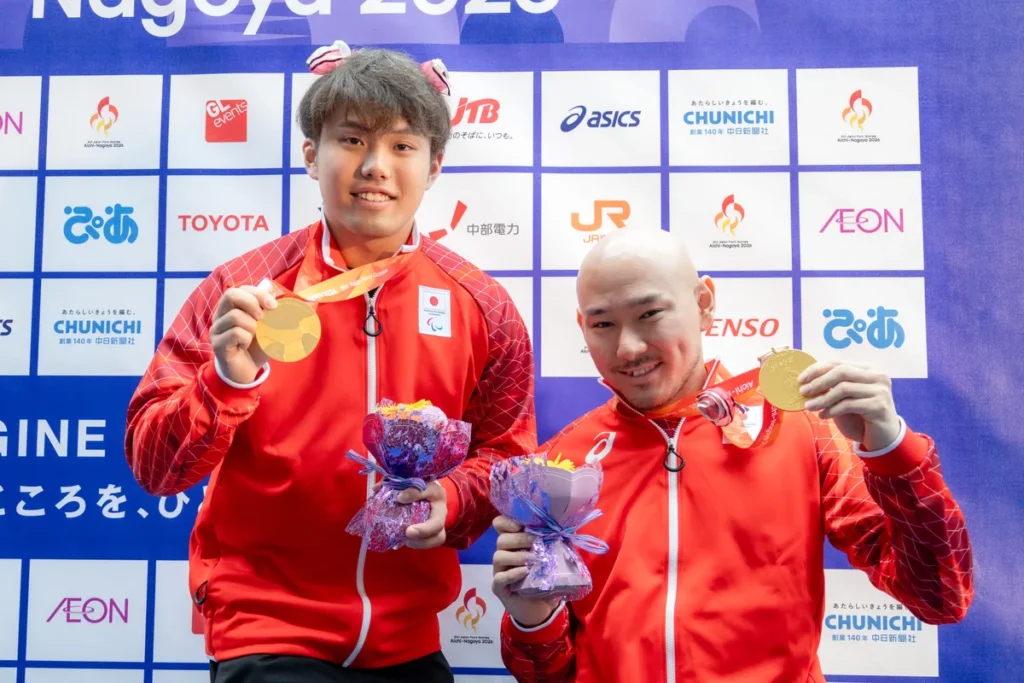 金メダルを手に並ぶ岩田晋作選手と赤石竜我選手