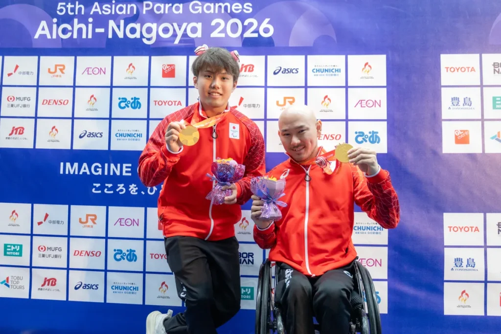 ミックスゾーンで金メダルを掲げる車いすバスケットボール男子の岩田晋作選手と赤石竜我選手