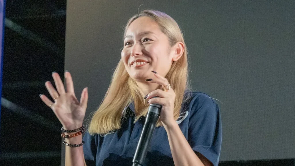ONE HEART WORLDのステージで観客に手を振る安藤美姫さん