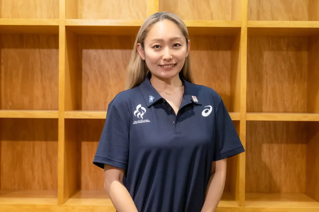 インタビューのあとに立って写真に収まる安藤美姫さん