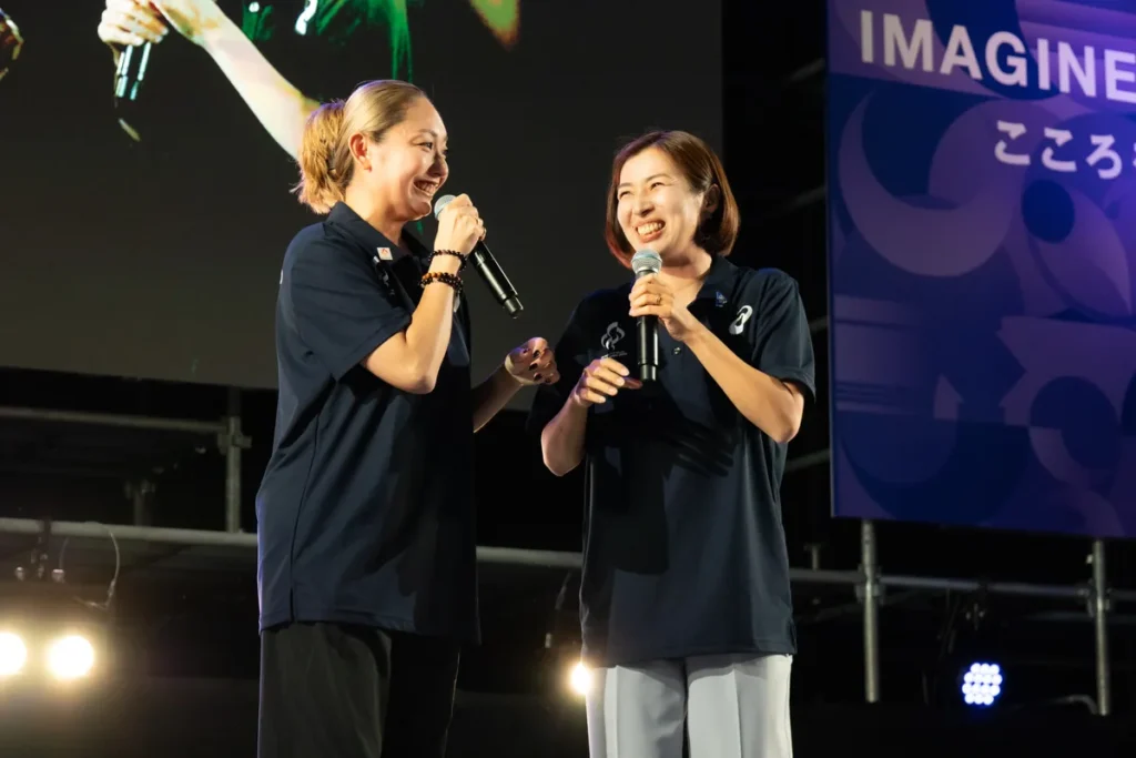 10月23日のONE HEART WORLDのトークショーで、マイクを持って笑う安藤美姫さんと伊藤みきさん