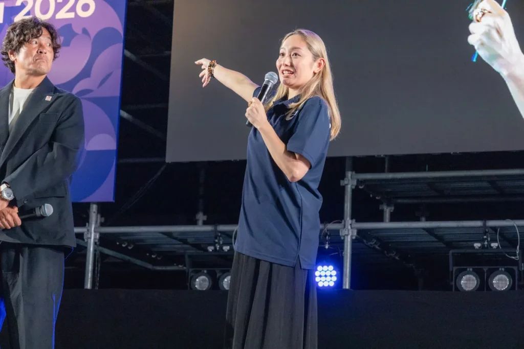 ONE HEART WORLDのステージで客席を指さしながら話す安藤美姫さん