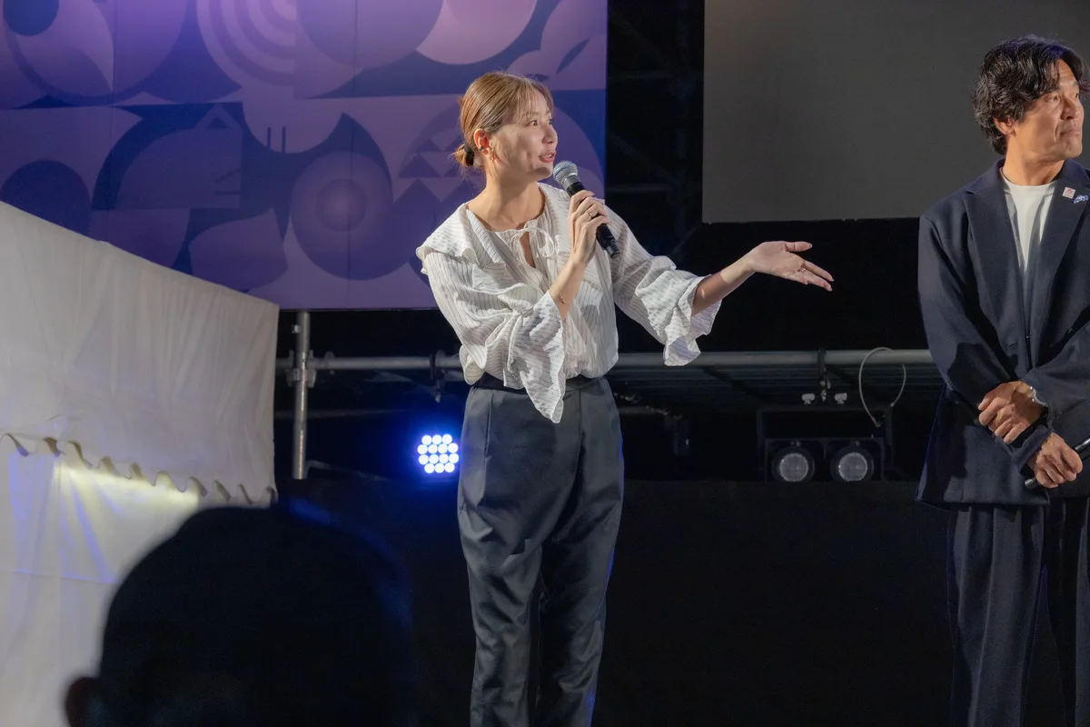 ONE HEART WORLDのステージで身ぶりを交えて話すアーティスティックスイミング元日本代表の青木愛さん