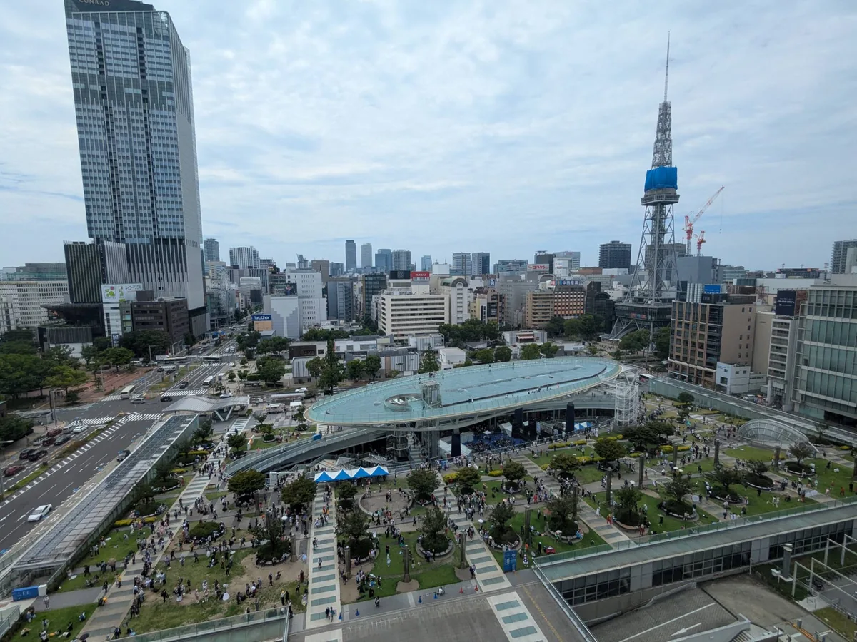 上から見たオアシス21の全景。楕円形の屋根「水の宇宙船」と芝生の緑の大地、右に中部電力MIRAI TOWER