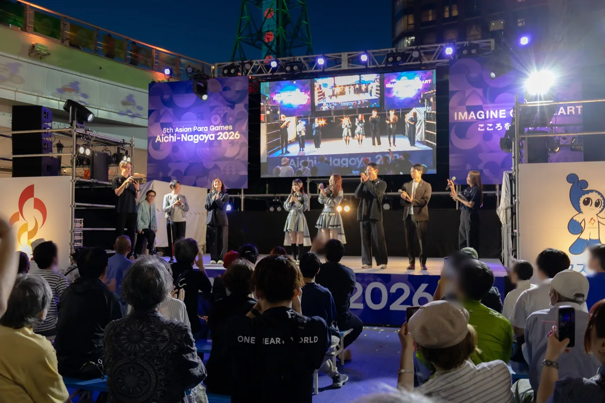 オアシス21のステージで開かれたONE HEART WORLDのオープニングトークショー。EXILEの松本利夫さん、SKE48の倉島杏実さん・松本慈子さん、谷真海さん、円尾敦子さん、塚原直貴さん、入江陵介さんが並び、客席が埋まっている