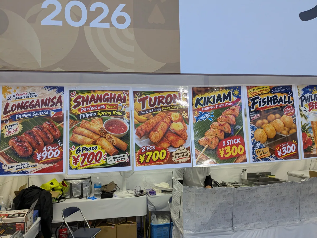 フィリピン料理ブースのメニュー。ロンガニサ4本900円、シャンハイ6本700円、トゥロン2本700円、キキアム1本300円、フィッシュボール1本300円