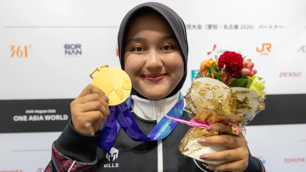 金メダルを顔の横に掲げるヌリサ選手