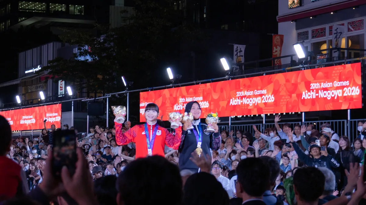 ランウェイで観客の声援にこたえるヌリサ選手と丹羽結子選手