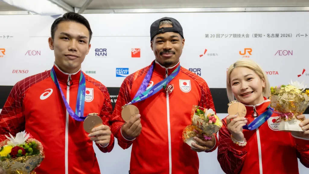 銅メダルと花束を手にするボクシングの北本隼輔選手、岡澤セオン選手、並木月海選手