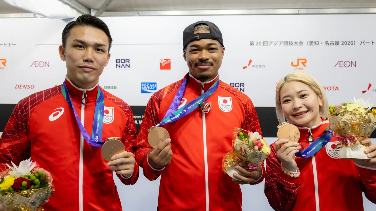 銅メダルと花束を手にするボクシングの北本隼輔選手、岡澤セオン選手、並木月海選手