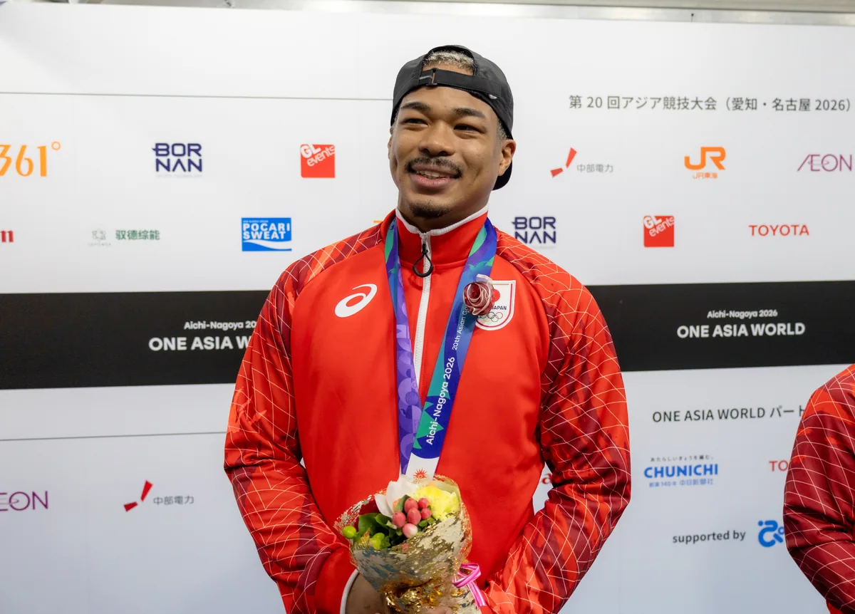 取材に応じるボクシングの岡澤セオン選手