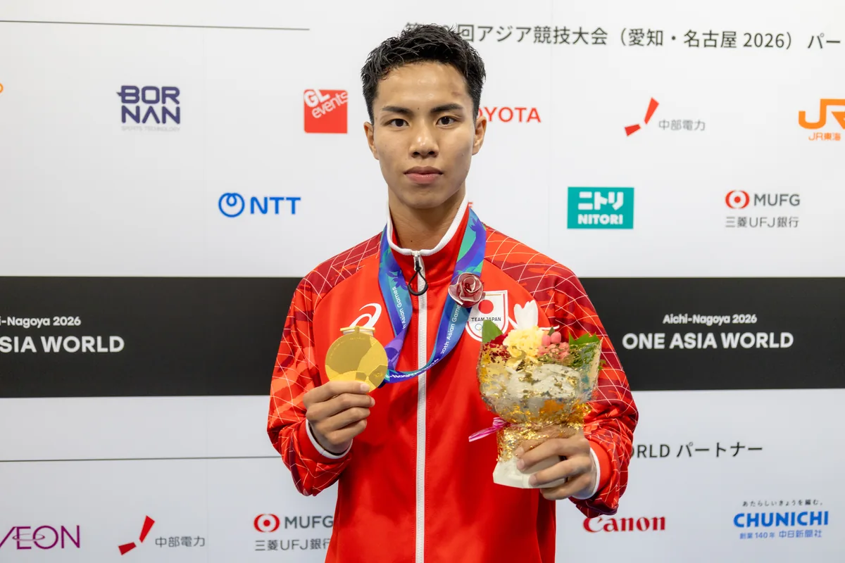 金メダルを手に取材に応じるボクシングの山口瑠選手