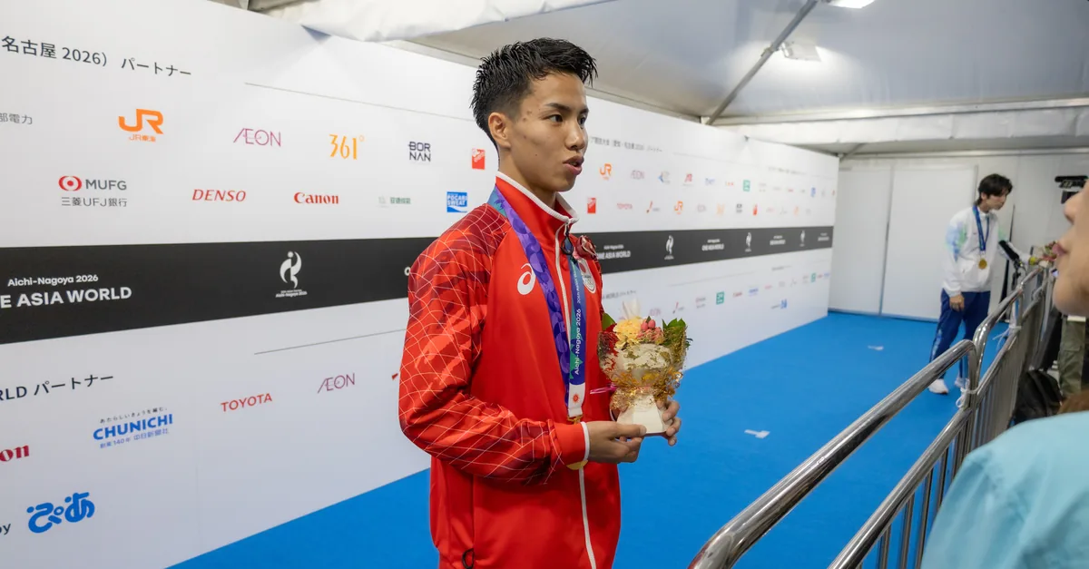 花束を手に取材エリアに向かうボクシングの山口瑠選手